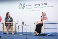 Menteri Negara (Penerangan dan Pembangunan Digital merangkap Kesihatan), Cik Rahayu Mahzam (kanan), dan moderator, Penolong Profesor dan Ketua bagi Kesihatan Mental Sejagat di Sekolah Perubatan Duke-NUS, Dr Anne-Claire Stona, di sesi dialog mengenai daya tahan dan kesejahteraan di program pembangunan pemimpin belia Lingkaran Muda Asia (ARC) pada 28 Januari. 
