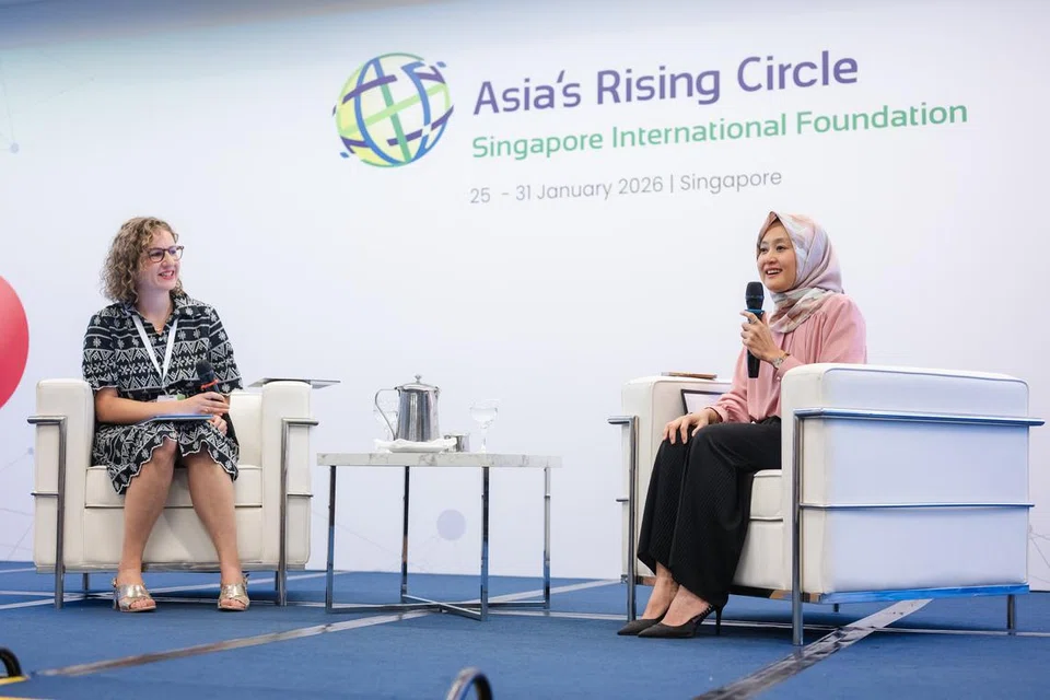 Menteri Negara (Penerangan dan Pembangunan Digital merangkap Kesihatan), Cik Rahayu Mahzam (kanan), dan moderator, Penolong Profesor dan Ketua bagi Kesihatan Mental Sejagat di Sekolah Perubatan Duke-NUS, Dr Anne-Claire Stona, di sesi dialog mengenai daya tahan dan kesejahteraan di program pembangunan pemimpin belia Lingkaran Muda Asia (ARC) pada 28 Januari. 