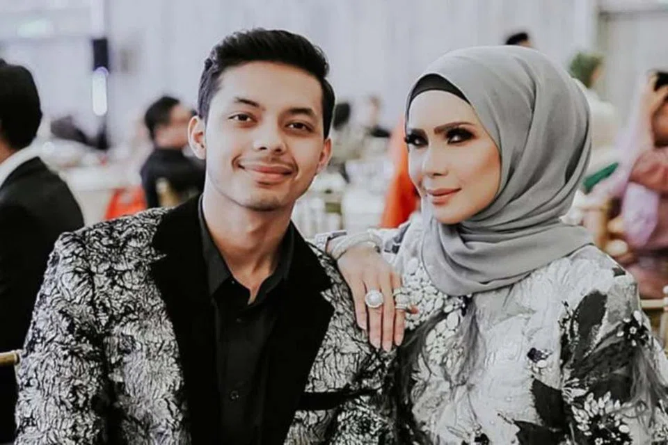 Selebriti pelakon Rozita Che Wan atau lebih dikenali sebagai Che Ta bergambar bersama anak sulungnya, Encik Ammar Effendy. Che Ta dapat tumpuan baru-baru ini selepas gagal melunaskan hutang Mara sebanyak hampir RM1 juta. 