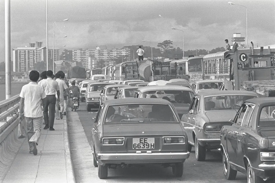 1976: Kesibukan cuti Krismas menyebabkan kesesakan lalu lintas di sepanjang Koswe. Ramai orang meninggalkan bas dan teksi dan berjalan menuju ke imigresen.