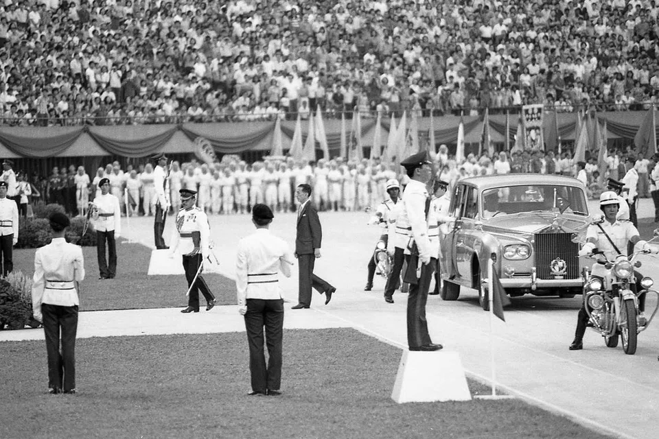 Kedatangan mantan Presiden, Encik Benjamin Henry Sheares, di Perbarisan Hari Kebangsaan (NDP) pada 1976, yang diadakan buat julung-julung kalinya di Stadium Negara lama di Kallang, disambut dengan penuh hormat. 