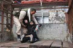 CARI PERLINDUNGAN: Seorang wanita Syria yang cedera di kawasan kejiranan al-Sukkari di Aleppo dibantu menaiki trak semasa beliau sedang melarikan diri dalam operasi ketenteraan pemerintah Syria semalam. Satu gencatan senjata kini dilaksanakan bagi membolehkan penduduk Aleppo dipindah keluar dari bandar itu. - Foto AFP