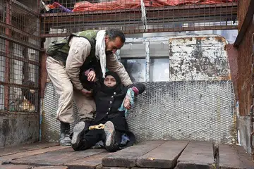 CARI PERLINDUNGAN: Seorang wanita Syria yang cedera di kawasan kejiranan al-Sukkari di Aleppo dibantu menaiki trak semasa beliau sedang melarikan diri dalam operasi ketenteraan pemerintah Syria semalam. Satu gencatan senjata kini dilaksanakan bagi membolehkan penduduk Aleppo dipindah keluar dari bandar itu. - Foto AFP