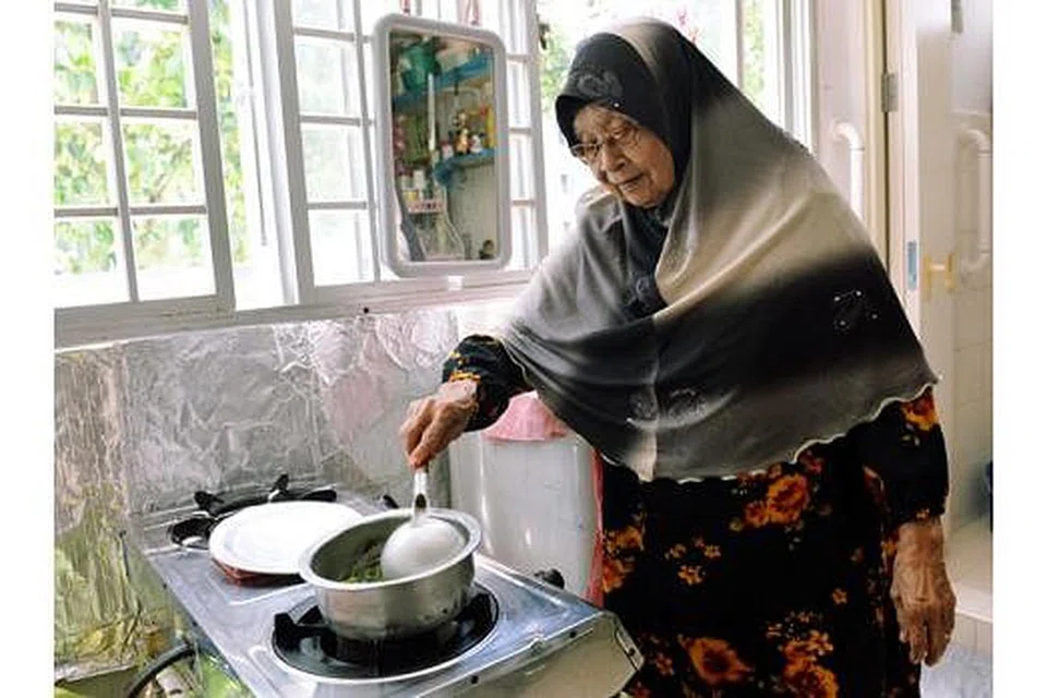 MASAK YANG RINGAN SAHAJA: Setiap hari Cik Tomirah yang memang pembersih orangnya akan memasak makanan untuk dirinya dan anak bujangnya sebelum mencuci bilik mandi. - Foto KHALID BABA
