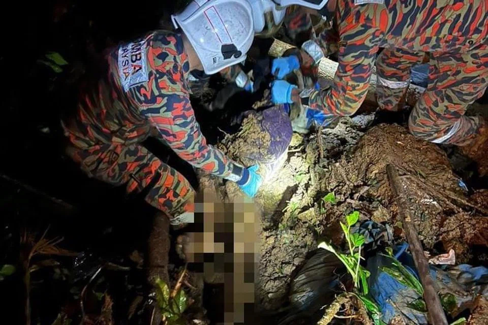 MENCARI DAN MENYELAMAT: Anggota Jabatan Bomba dan Penyelamat giat berusaha mencari dan menyelamat mangsa tanah runtuh di Blue Valley, Cameron Highlands, Pahang. 