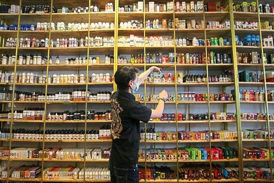 BANYAK PILIHAN: Seorang pekerja menyusun perisa berbeza di kedai ‘vape’ di Cheras.
