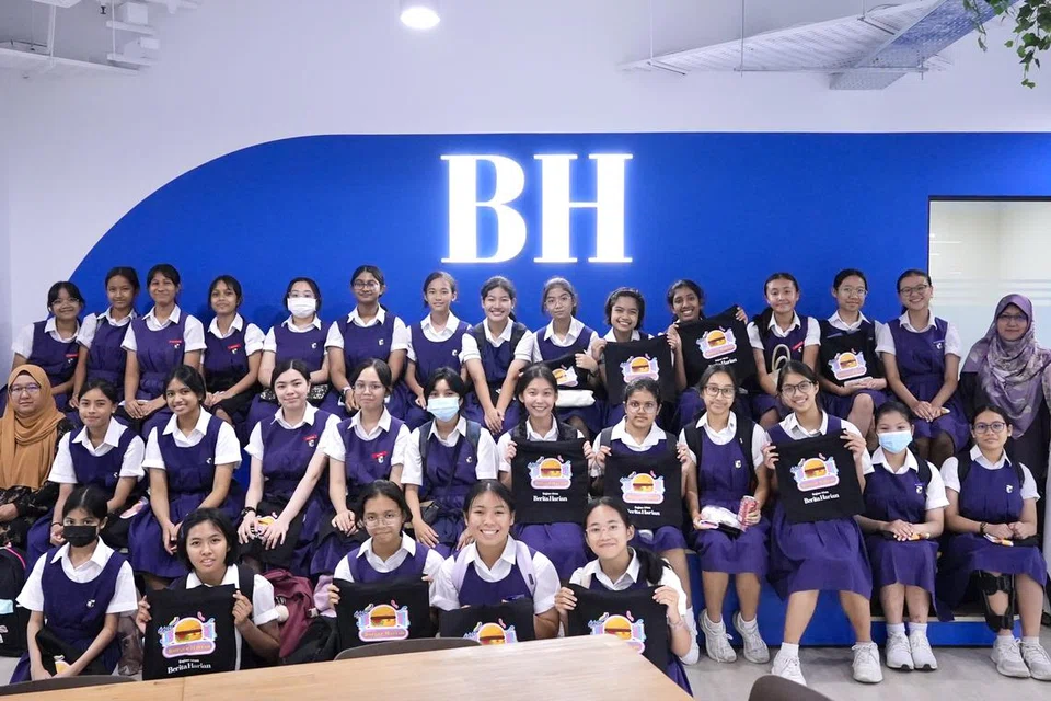 Pelajar menengah satu hingga empat Sekolah Perempuan Raffles (RGS) mengunjungi Berita Harian pada 19 Februari sebagai sebahagian daripada satu sesi perkongsian.