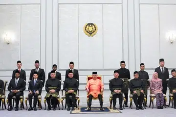 Barisan Kabinet baru Kerajaan Madani pimpinan Perdana Menteri, Datuk Seri Anwar Ibrahim bersama Yang di-Pertuan Agong Malaysia, Sultan Ibrahim (tengah) selepas selesai upacara dan istiadat mengangkat sumpah jawatan di Istana Negara, Kuala Lumpur, pada 17 Disember.