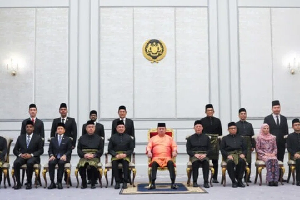 Barisan Kabinet baru Kerajaan Madani pimpinan Perdana Menteri, Datuk Seri Anwar Ibrahim bersama Yang di-Pertuan Agong Malaysia, Sultan Ibrahim (tengah) selepas selesai upacara dan istiadat mengangkat sumpah jawatan di Istana Negara, Kuala Lumpur, pada 17 Disember.