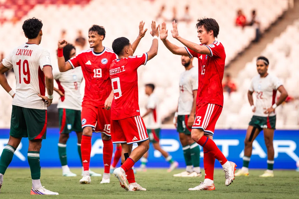 Pemain pasukan Singa meraihkankan kemenangan 1-0 ke atas Bangladesh dalam saingan Kumpulan A, Piala Asean Fifa. Walaupun meraih tiga mata berharga, Singa perlu memperkemas jentera serangan menjelang pertemuan menentang Malaysia.