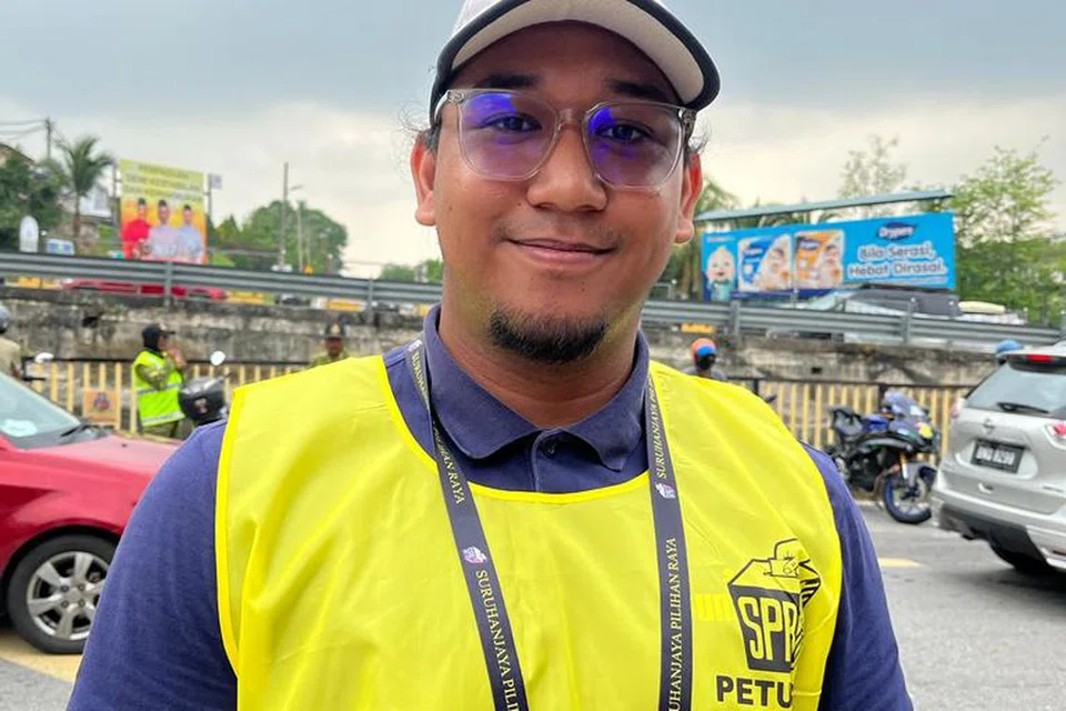 PENGUNDI BERI KERJASAMA: Petugas pilihan raya, Encik Muhammad Syafiq Syafrizal, 23 tahun, gembira melihat semangat pengundi yang mula berbaris sejak 7 pagi untuk membuang undi pada Pilihan Raya Negeri Selangor pada Sabtu.