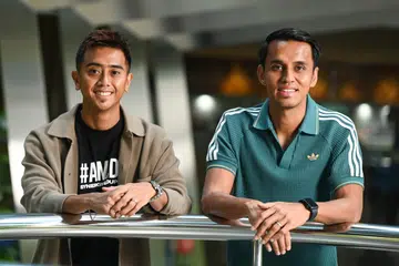 Kedua-dua Shahdan (kanan) dan Amy (kiri) masih aktif beraksi dalam Liga Perdana Singapura (SPL), namun dalam masa yang sama mereka juga membina kerjaya sebagai ejen hartanah – satu langkah strategik untuk menyiapkan diri menghadapi kehidupan selepas bersara daripada arena bola sepak.