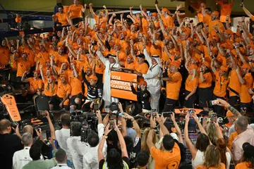 Lando Norris dan Oscar Piastri daripada McLaren bersama anggota pasukan meraikan kemenangan selepas Norris dinobat juara Grand Prix Abu Dhabi dengan McLaren merangkul gelaran juara konstruktor. 