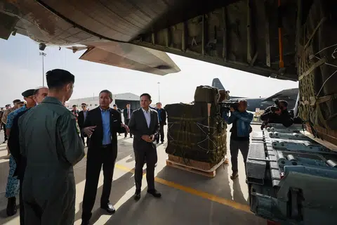 Menteri Ehwal Luar, Dr Vivian Balakrishnan (tengah) bersama Menteri Negara Kanan (Tenaga Manusia merangkap Pertahanan), Encik Zaqy Mohamad (kanan) bercakap dengan pegawai RSAF semasa melawat Pangkalan Udara Raja Abdullah II di Jordan pada 17 Mac untuk menyaksikan persiapan yang sedang dilakukan oleh RSAF sebelum operasi melepaskan bekalan bantuan kemanusiaan itu dari udara bermula. 