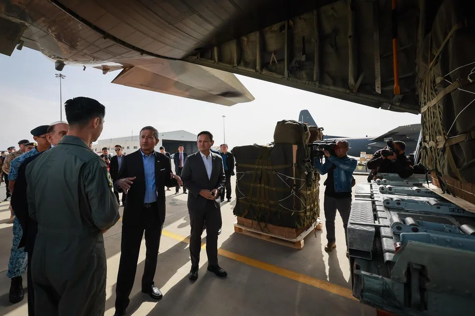 Menteri Ehwal Luar, Dr Vivian Balakrishnan (tengah) bersama Menteri Negara Kanan (Tenaga Manusia merangkap Pertahanan), Encik Zaqy Mohamad (kanan) bercakap dengan pegawai RSAF semasa melawat Pangkalan Udara Raja Abdullah II di Jordan pada 17 Mac untuk menyaksikan persiapan yang sedang dilakukan oleh RSAF sebelum operasi melepaskan bekalan bantuan kemanusiaan itu dari udara bermula. 