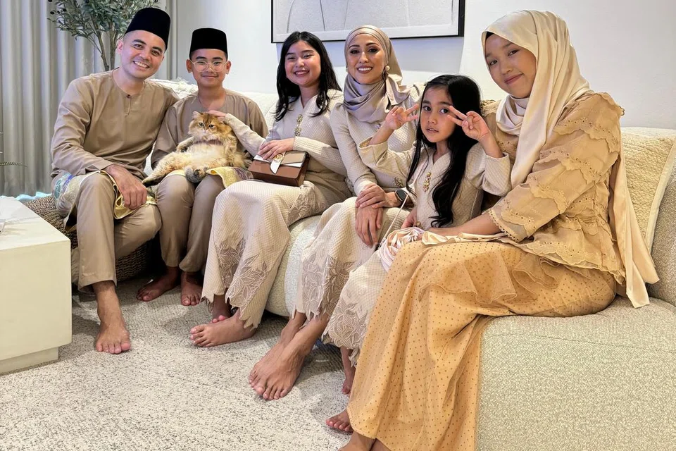 Cik Nurul Aini (tiga dari kanan) memastikan beliau sekeluarga dan pembantu rumahnya, Cik Dewi Yunita (paling kanan), berpakaian sedondon semasa hari perayaan seperti Hari Raya. Bersama mereka ialah suami Cik Nurul Aini, Encik Sofian Roslan, dan tiga anak mereka (dari kiri) Shan Ehan, Shaista Eman dan Shania Eva.