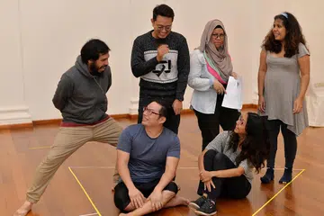 MENGHIDUPKAN PUISI: - Lima seniman meneroka cara kreatif dan menarik untuk menyampaikan puisi menerusi persembahan. Mereka terdiri daripada (depan) Henrik Cheng (kiri) dan Azy Alias, dan (belakang, dari kiri), Bani Haykal, Norisham Osman dan ila (kanan). Kedua dari kanan ialah penerbit Farhanah Diyanah Mohid. - Foto IMAN ALIF