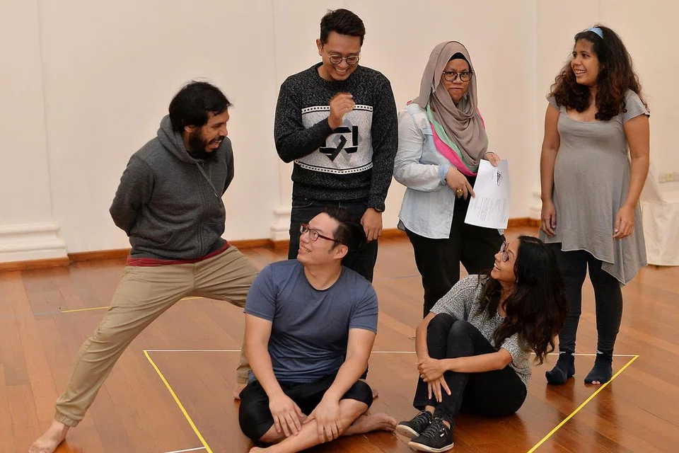 MENGHIDUPKAN PUISI: - Lima seniman meneroka cara kreatif dan menarik untuk menyampaikan puisi menerusi persembahan. Mereka terdiri daripada (depan) Henrik Cheng (kiri) dan Azy Alias, dan (belakang, dari kiri), Bani Haykal, Norisham Osman dan ila (kanan). Kedua dari kanan ialah penerbit Farhanah Diyanah Mohid. - Foto IMAN ALIF