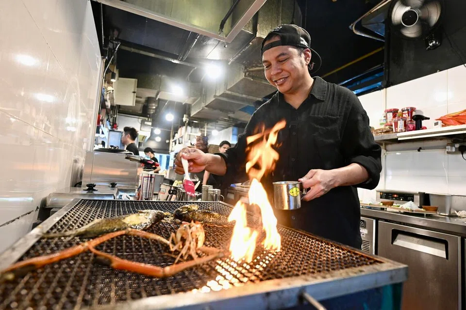 Cef Mint terkenal dengan teknik masakan menggunakan api untuk daging salai, wagyu dan hidangan eksperimental menerusi The Social Outcast (TSO). Kini beliau membawa sentuhan yang sama ke Warisan Api.