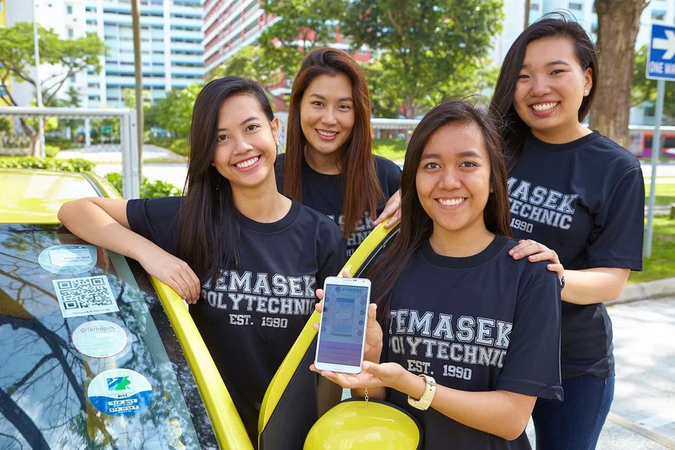 RAIH MAKLUM BALAS PEMANDU: Dalam menghasilkan aplikasi Android meletak kereta secara elektronik, (dari kiri) Cik Nur Namirah Anee, Cik Nittayawan Charoenkharungrueang, Cik Nur Raeesah Abdul Malik dan Cik Jade Ye gigih menemu ramah pemandu dan penunggang motosikal bagi meninjau kesulitan yang mereka hadapi.