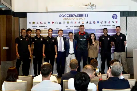 Kejohanan bola sepak tujuh sepasuk – ‘Soccer7sSeries’ – buat julung-julung kali akan diadakan di Singapura dari 25 hingga 27 Julai di Stadium Jalan Besar. Acara undian kumpulan bagi kejohanan itu turut dihadiri (dari kiri) pemain Singapore FC untuk kategori Masters, Zulfadli Zainal, Shahfiq Ghani, Khairul Amri, Shahril Ishak; Ketua Pegawai Eksekutif (CEO) ‘Soccer7sSeries’, Encik Dom Lane; Pengarah (Transformasi Liga), Sport Singapore, Encik Benjamin Tan; pemain Singa Legends, Aleksandar Duric; Pengarah Perkongsian, FAS, Cik Lynn Koh; serta pemain Singapore FC, Fazrul Nawaz dan Daniel Bennett.