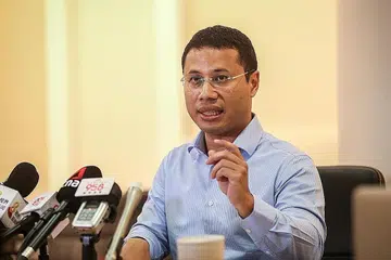  Encik Desmond Lee.
