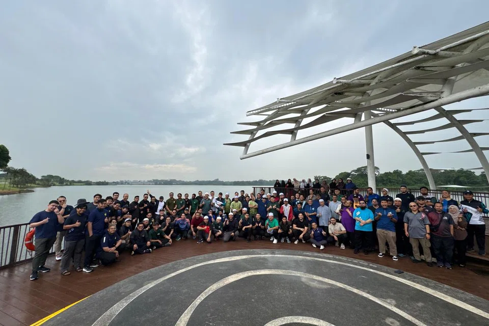Sekitar 100 MRO dari pelbagai masjid bergambar bersama di jambatan Taman Kolam Air Lower Seletar pada 9 Julai.