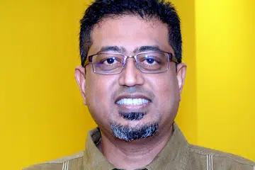 ENCIK MOHAMED NASSIR: Masyarakat mempunyai tanggungjawab bersama membantu individu yang terjejas sebelum ia terlewat. - Foto-foto fail