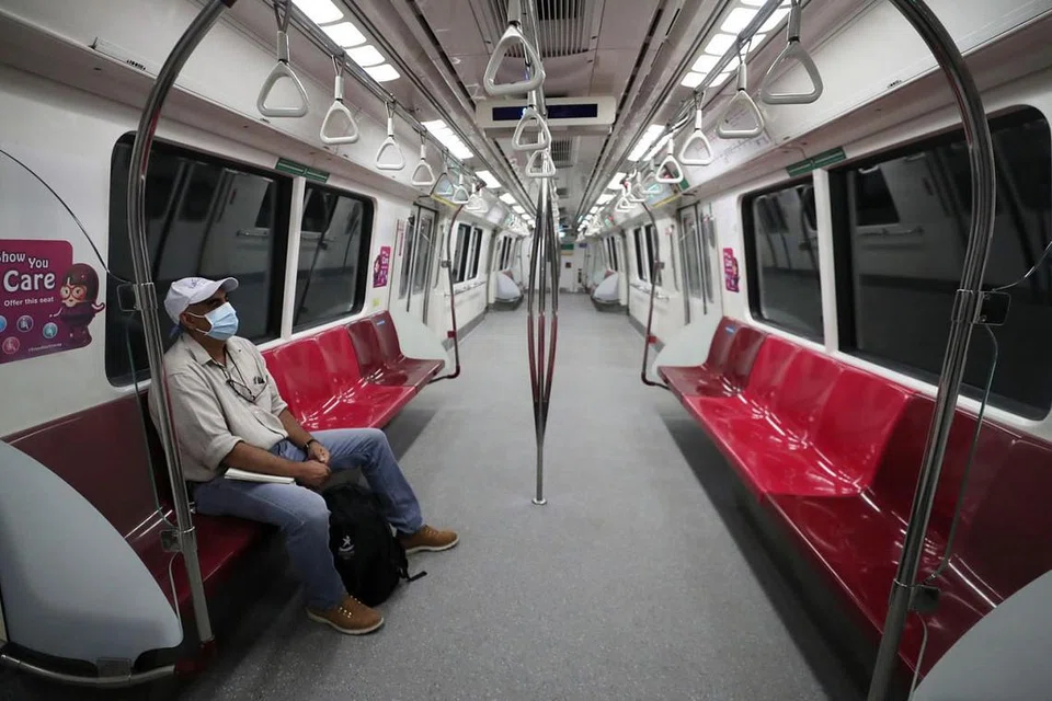 LENGANG DI MANA-MANA: Baik stesen dan gerabak MRT mahupun kawasan penarik pelancong seperti The Jewel di Lapangan Terbang Changi senyap dan sunyi sedang orang ramai menjauhi tempat-tempat itu dalam usaha 'pemutus litar' Singapura bagi mengelak penularan besar Covid-19. - Foto BH oleh KELVIN CHNG 