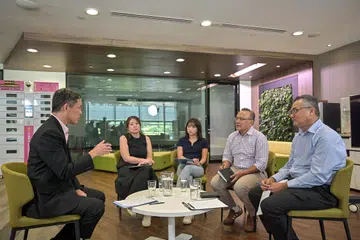 Menteri Pendidikan, Encik Chan Chun Sing (kiri) dalam sesi wawancara bersama (paling kanan) Editor Berita Harian, Encik Nazry Mokhtar, dan (dua dari kanan) Ketua Editor Berita dan Ehwal Semasa (Melayu) Mediacorp, Encik Sujadi Siswo.