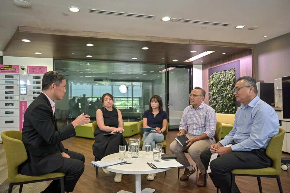 Menteri Pendidikan, Encik Chan Chun Sing (kiri) dalam sesi wawancara bersama (paling kanan) Editor Berita Harian, Encik Nazry Mokhtar, dan (dua dari kanan) Ketua Editor Berita dan Ehwal Semasa (Melayu) Mediacorp, Encik Sujadi Siswo.