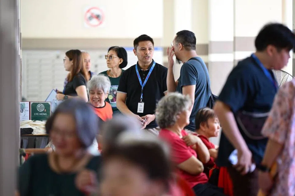 Encik Abdul Muhaimin Abdul Malik (memakai lanyard), calon baru Parti Pekerja (WP), di acara masyarakat WP di kawasan Eunos. Beliau dijangka bertanding di 
Kawasan Undi Perwakilan Berkumpulan (GRC) Sengkang.