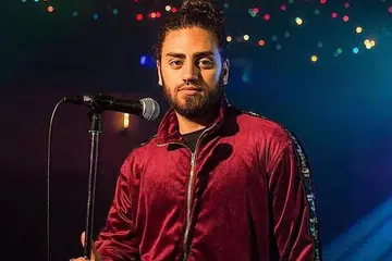 BANGGA WAKILI MASYARAKAT DAN BUDAYA ARAB: Ali Gatie, penyanyi dan penggubah lagu keturunan Arab, yang ibu bapanya dilahirkan di Iraq, merupakan nama yang mula bermain di bibir ramai pengamat muzik carta antarabangsa. - Foto WARNER MUSIC