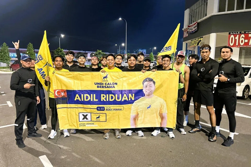 Encik Muhammad Aidil Riduan Mohd Yusof (tengah), mahu membawa lebih banyak program untuk golongan belia bagi menjauhkan mereka daripada kegiatan tidak sihat.