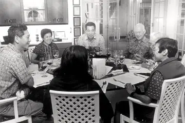 MAKAN MALAM BERSAMA KELUARGA: Mendiang Perdana Menteri Pengasas Lee Kuan Yew (duduk mengikut puturan jam, dari Encik Lee Kuan Yew) bersama isteri Cik Lee; anak mereka, Dr Lee Wei Ling; cucu sulungnya, Cik Li Xiuqi; anaknya kedua, Encik Lee Hsien Yang; Cik Ho Ching, menantu perempuan sulungnya; dan anak sulungnya, Encik Lee Hsien Loong - di majlis makan malam keluarga pada 16 September 2001. - Foto fail KELUARGA LEE