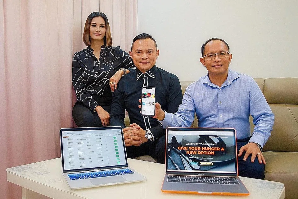 BERINOVASI DALAM PERNIAGAAN: (dari kanan) Encik Zulkifli Rahmat, Encik Aszri Ahmad dan Cik Sarieta Sultan membangunkan aplikasi Hungryy semasa Covid-19 bagi memadankan pelanggan dengan perniagaan makanan. - Foto HUNGRYY