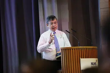 Ketua pengarah kesihatan daripada Kementerian Kesihatan (MOH), Profesor Kenneth Mak, melancarkan buku kes  bertajuk Etika Bioperubatan di Singapura: Kes dan Ulasan pada 24 Oktober yang diterbitkan oleh Jawatankuasa Penasihat Bioetika Singapura.