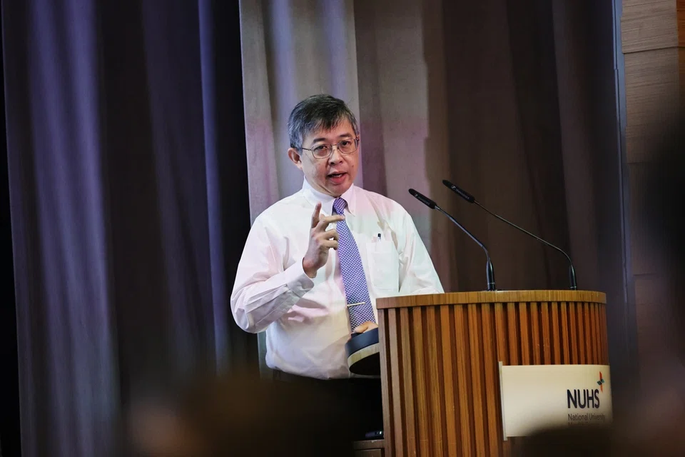 Ketua pengarah kesihatan daripada Kementerian Kesihatan (MOH), Profesor Kenneth Mak, melancarkan buku kes  bertajuk Etika Bioperubatan di Singapura: Kes dan Ulasan pada 24 Oktober yang diterbitkan oleh Jawatankuasa Penasihat Bioetika Singapura.