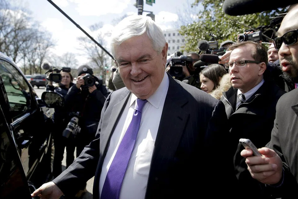 'DIKEJAR WARTAWAN': Mantan mantan Speaker Dewan Kongres, Encik Newt Gingrich, dikerumuni wartawan selepas beliau mengadakan pertemuan dengan Encik Donald Trump di Washington, pada Mac lalu. - Foto REUTERS
