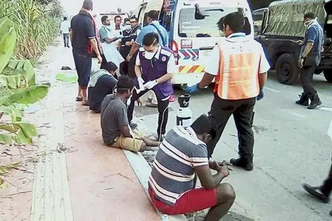 BERI RAWATAN: Kakitangan perubatan merawat mereka yang terjejas oleh kebocoran gas ammonia. FOTO: THE STAR/ ASIA NEWS NETWORK