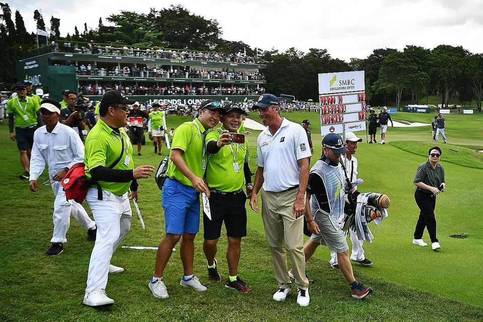 DIADAKAN LAGI: Pemain golf dari Amerika Matt Kuchar (depan, paling kanan) mengambil gambar bersama beberapa relawan selepas memenangi pusingan akhir Terbuka Singapura SMBC di padang golf Serapong di Sentosa pada 19 Januari 2020. Kejohanan golf itu dijangka diadakan lagi pada tahun depan. - Foto fail