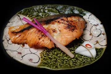 Ikan salmon kaya dengan asid lemak omega-3 dan protein.