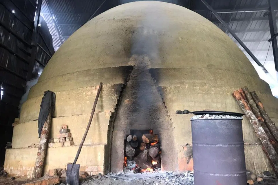 pembuatan arang kayu bakau, Kuala Sepetang, Perak 