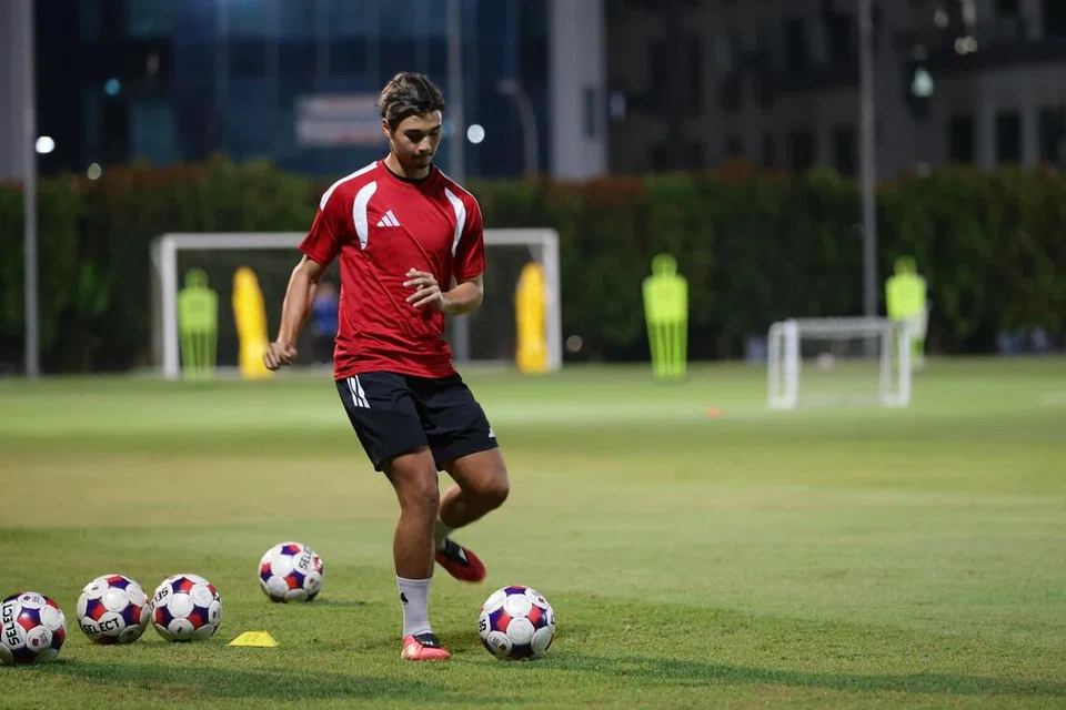 Bek tengah Young Lions, Iryan Fandi.