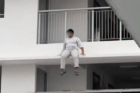 Seorang lelaki berusia 26 tahun ditahan setelah duduk dalam keadaan berbahaya di belebas tingkat enam sebuah flat di Tampines pada pagi 7 Jun.
