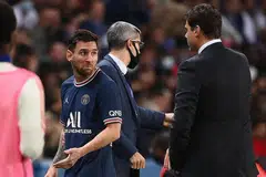 WAJAH HAMPA: Bintang PSG, Lionel Messi (kiri), kelihatan hampa meninggalkan aksi permainan selepas pengurus pasukan, Mauricio Pochettino (kanan), menggantikannya dalam perlawanan menentang Lyon Ahad lalu. - Foto AFP
