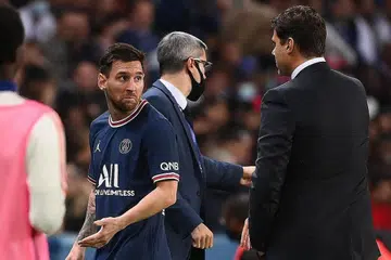 WAJAH HAMPA: Bintang PSG, Lionel Messi (kiri), kelihatan hampa meninggalkan aksi permainan selepas pengurus pasukan, Mauricio Pochettino (kanan), menggantikannya dalam perlawanan menentang Lyon Ahad lalu. - Foto AFP