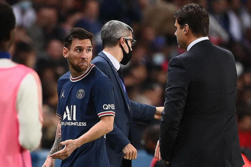 WAJAH HAMPA: Bintang PSG, Lionel Messi (kiri), kelihatan hampa meninggalkan aksi permainan selepas pengurus pasukan, Mauricio Pochettino (kanan), menggantikannya dalam perlawanan menentang Lyon Ahad lalu. - Foto AFP