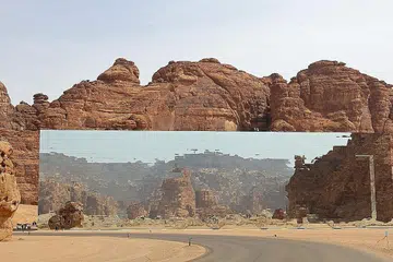 WARISAN DUNIA: Pemandangan menunjukkan dewan konsert Maraya di runtuhan Al-Ula, sebuah tapak Warisan Dunia Unesco, di barat laut Arab Saudi. Lembaga pelancongan kini antara lain menggalak pelancong melawat ke enam tapak Warisan Dunia Unesco di negara itu. - Foto AFP
