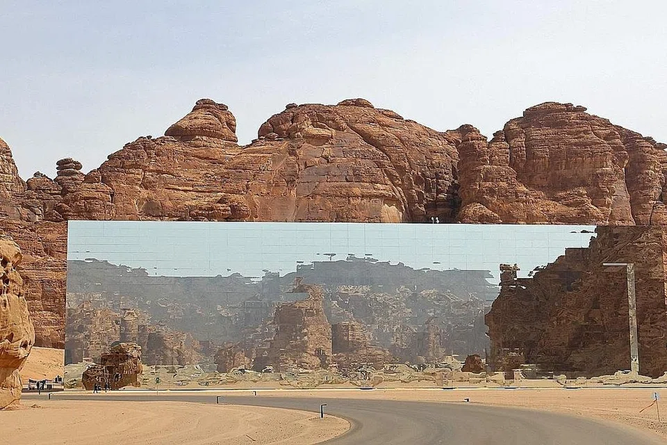 WARISAN DUNIA: Pemandangan menunjukkan dewan konsert Maraya di runtuhan Al-Ula, sebuah tapak Warisan Dunia Unesco, di barat laut Arab Saudi. Lembaga pelancongan kini antara lain menggalak pelancong melawat ke enam tapak Warisan Dunia Unesco di negara itu. - Foto AFP